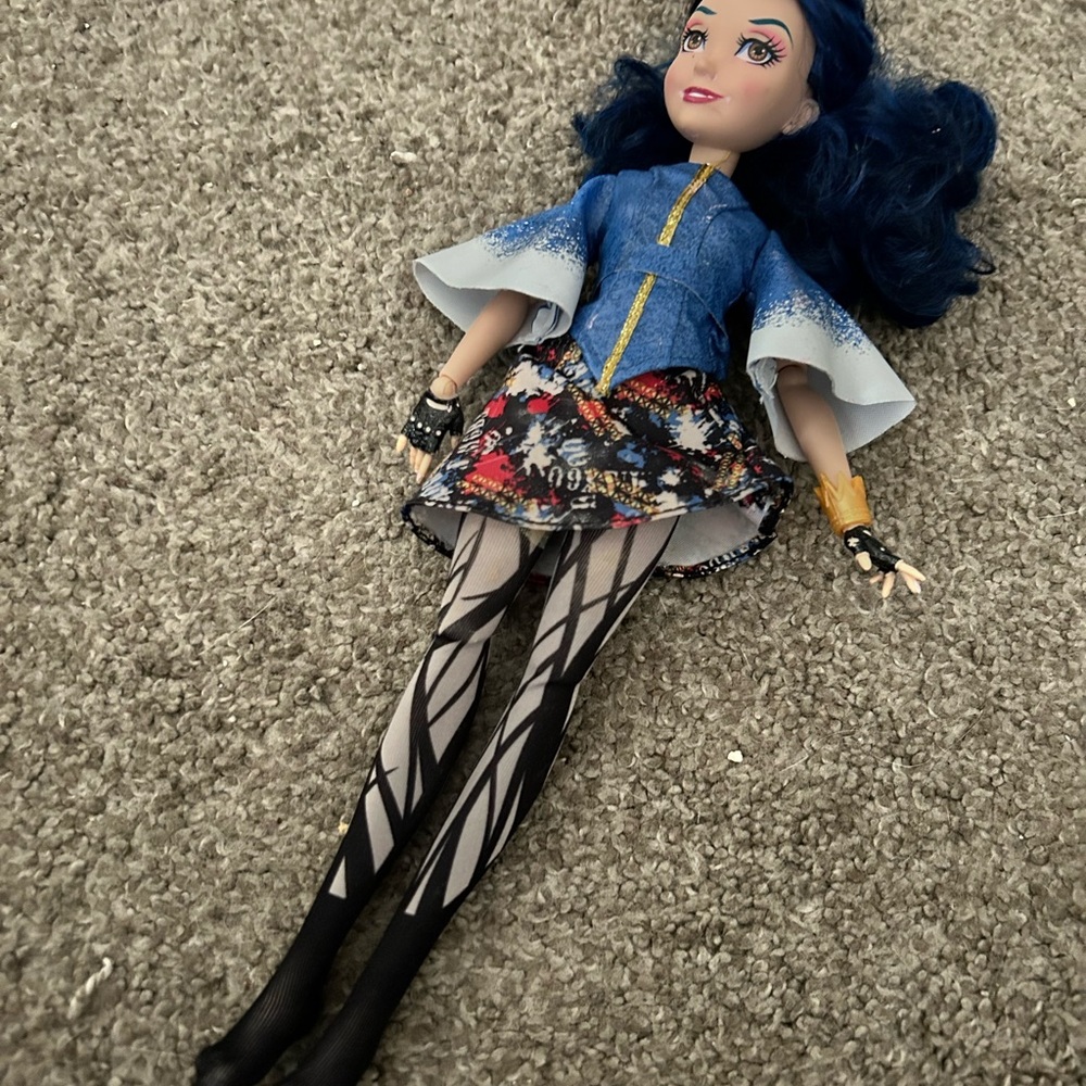 Desendants Isle of the Lost Evie Doll 2014 Disney Hasboro Blue Hair Barbie